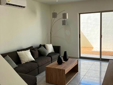 Casa en Venta de 3 Recamaras en Privada en Avenida Huayacan, Quintana Roo