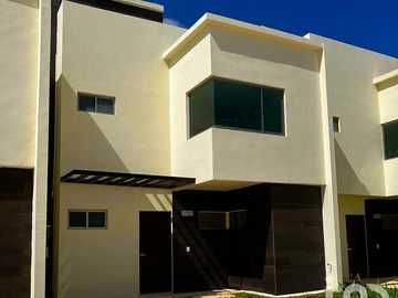 Casa en Venta de 3 Recamaras en Privada en Avenida Huayacan, Quintana Roo