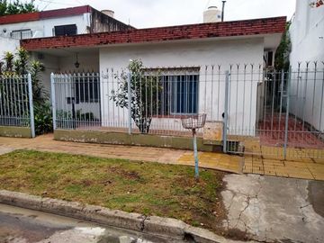 CASA AMERICANA DE 4 AMBIENTES EN MORÓN