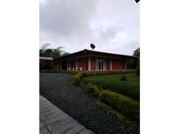 Se vende o se permuta casa campestre en la via Alcala Morelia