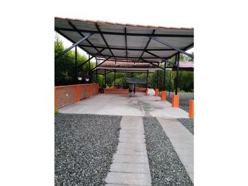 Se vende o se permuta casa campestre en la via Alcala Morelia