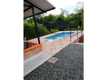Se vende o se permuta casa campestre en la via Alcala Morelia