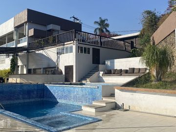 Por el colegio Marymount