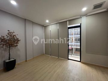 Disewakan Murah....... Ruko Gandeng Ex Kantor......... Full Furnish......... 3 Lantai...... Interior Mewah di Sedayu City Kelapa Gading