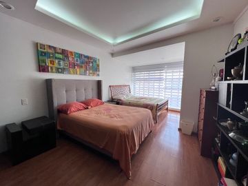 Ámplia Casa de Diseño en Excelente Ubicación.