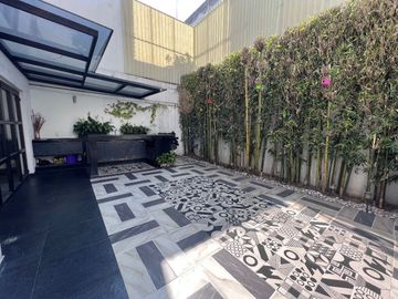 Ámplia Casa de Diseño en Excelente Ubicación.