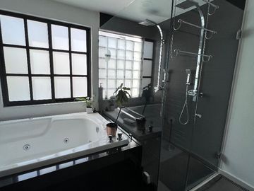 Ámplia Casa de Diseño en Excelente Ubicación.