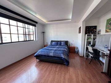 Ámplia Casa de Diseño en Excelente Ubicación.
