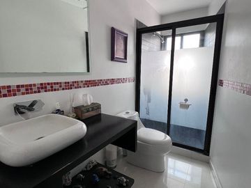 Ámplia Casa de Diseño en Excelente Ubicación.