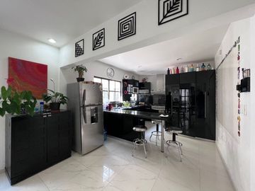 Ámplia Casa de Diseño en Excelente Ubicación.