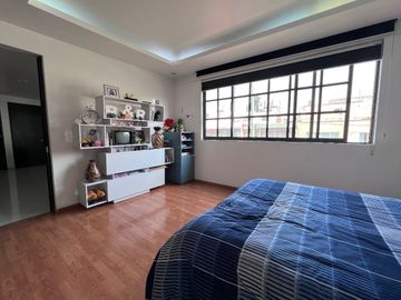 Ámplia Casa de Diseño en Excelente Ubicación.