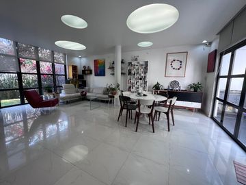 Ámplia Casa de Diseño en Excelente Ubicación.