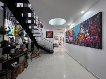 Ámplia Casa de Diseño en Excelente Ubicación.