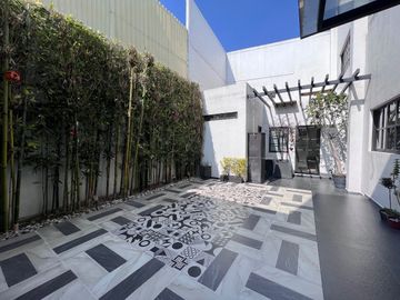 Ámplia Casa de Diseño en Excelente Ubicación.