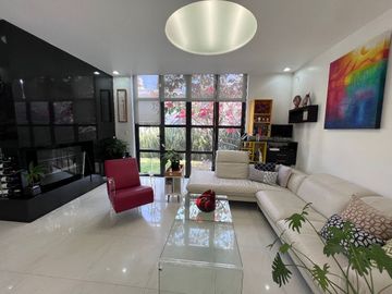 Ámplia Casa de Diseño en Excelente Ubicación.