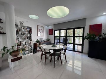 Ámplia Casa de Diseño en Excelente Ubicación.