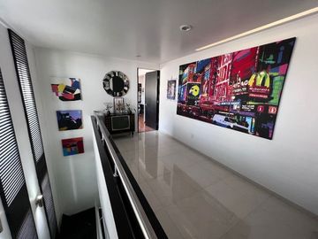 Ámplia Casa de Diseño en Excelente Ubicación.