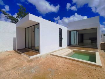 Casa en venta de una planta con amenidades en Cholul, Mérida