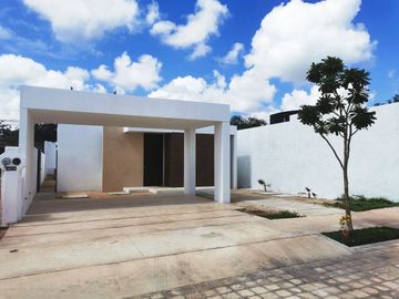 Casa en venta de una planta con amenidades en Cholul, Mérida