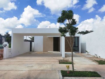 Casa en venta de una planta con amenidades en Cholul, Mérida