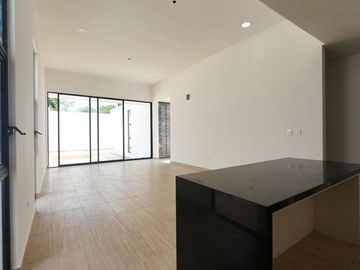 Casa en venta de una planta con amenidades en Cholul, Mérida