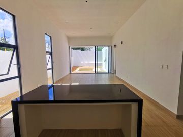 Casa en venta de una planta con amenidades en Cholul, Mérida