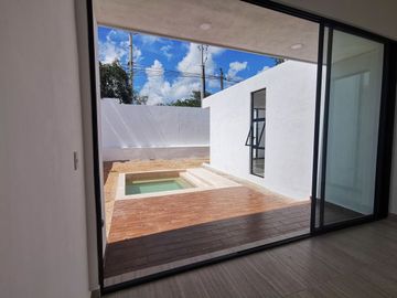 Casa en venta de una planta con amenidades en Cholul, Mérida