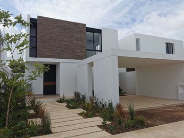 Casa en venta de 3 recámaras en privada con amenidades en Cholul