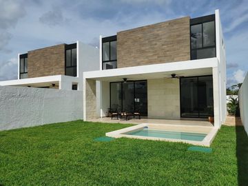 Casa en venta de 3 recámaras en privada con amenidades en Cholul