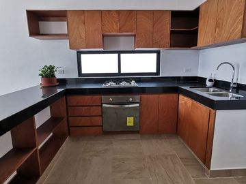 Casa en venta de 3 recámaras en privada con amenidades en Cholul