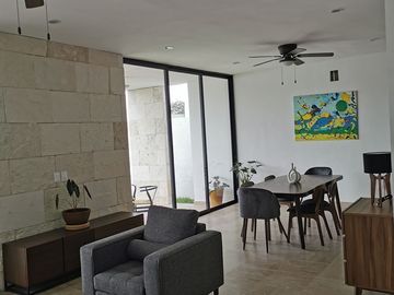 Casa en venta de 3 recámaras en privada con amenidades en Cholul