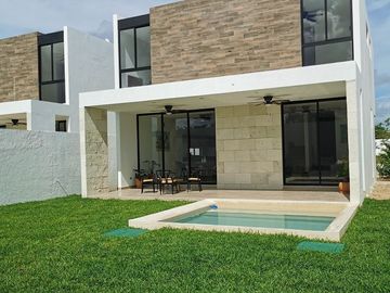 Casa en venta de 3 recámaras en privada con amenidades en Cholul