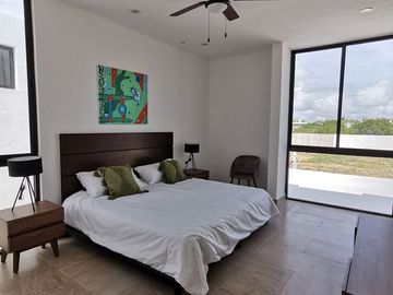 Casa en venta de 3 recámaras en privada con amenidades en Cholul