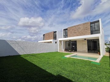 Casa en venta de 3 recámaras en privada con amenidades en Cholul