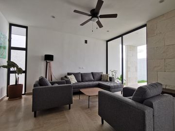 Casa en venta de 3 recámaras en privada con amenidades en Cholul