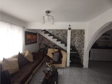 VENTA CASA CON RENTA EN PERALONSO