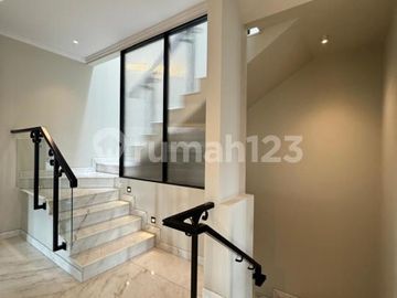 Luxury House dengan Private Pool di Scbd, Jakarta Selatan