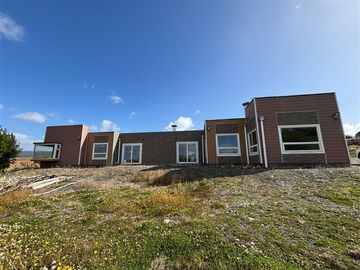 CASA CON 7000M2 DE TERRENO 4D 3B CALEFACCION CENTRAL