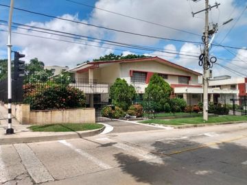 casa en venta en ciudad jardín. Cod V100742