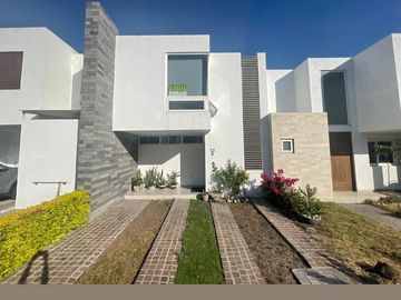 Vendo Casa en Cañadas del Lago, 3 Recamaras, 3.5 Baños, Jardín y Patio, Lujo