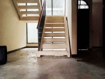 Di Sewakan Rumah Besar 4 Kamar Cocok Untuk Kantor di Jl. Kembar Baru Bandung