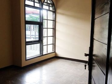 Di Sewakan Rumah Besar 4 Kamar Cocok Untuk Kantor di Jl. Kembar Baru Bandung