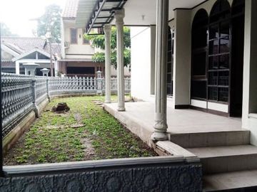 Di Sewakan Rumah Besar 4 Kamar Cocok Untuk Kantor di Jl. Kembar Baru Bandung