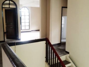 Di Sewakan Rumah Besar 4 Kamar Cocok Untuk Kantor di Jl. Kembar Baru Bandung