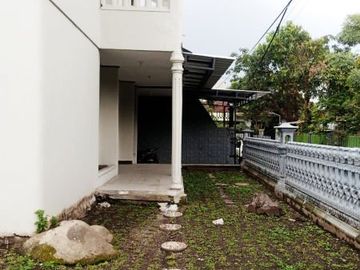 Di Sewakan Rumah Besar 4 Kamar Cocok Untuk Kantor di Jl. Kembar Baru Bandung
