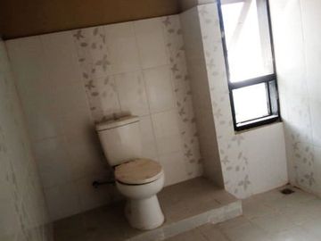 Di Sewakan Rumah Besar 4 Kamar Cocok Untuk Kantor di Jl. Kembar Baru Bandung