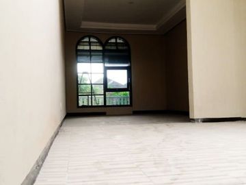 Di Sewakan Rumah Besar 4 Kamar Cocok Untuk Kantor di Jl. Kembar Baru Bandung