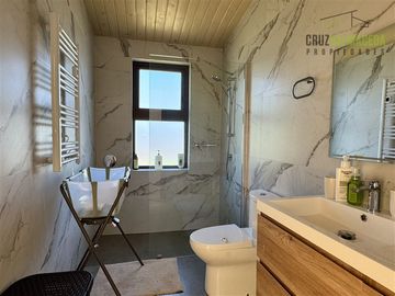 Casa en venta de 4 dorm. + 1 servicio en Puerto Varas