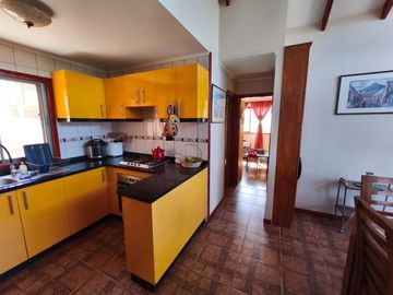 SE VENDE PARCELA CON TRES CASAS 7D 4B 2E REGULARIZADAS