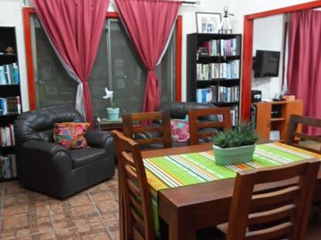 SE VENDE PARCELA CON TRES CASAS 7D 4B 2E REGULARIZADAS
